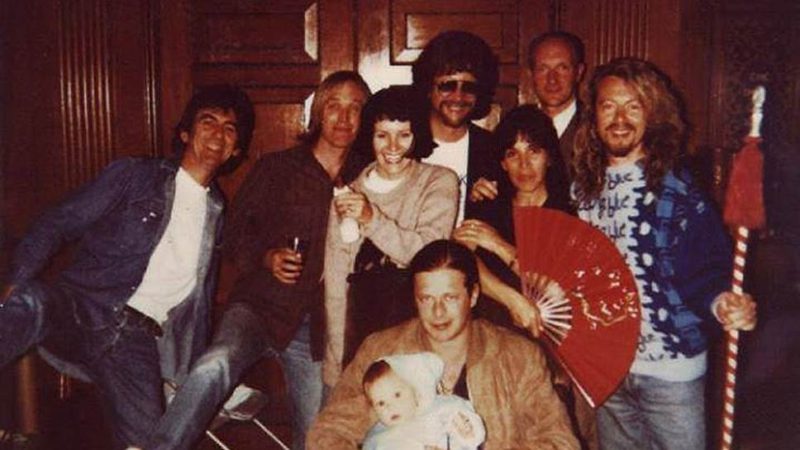 George Harrison, Tom Petty, Jeff Lynne, Dave Stewart, Кенни Шафнер, Марина Алби и Б.Г.