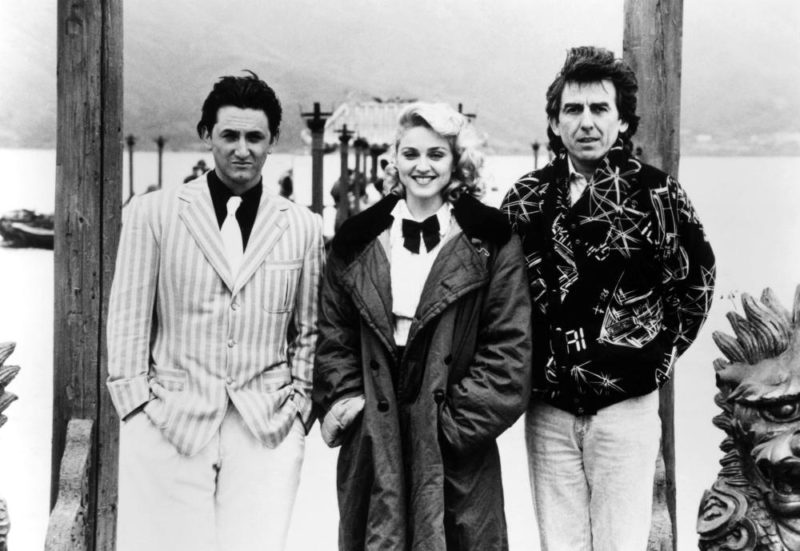 SHANGHAI SURPRISE, Sean Penn, Madonna, George Harrison on set, 1986, (c)MGM